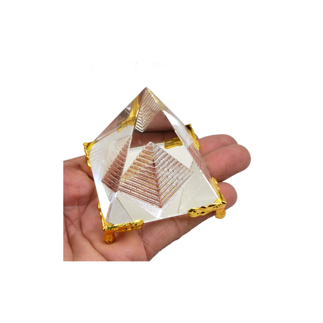Pirámide de Vidrio con Detalles Dorados