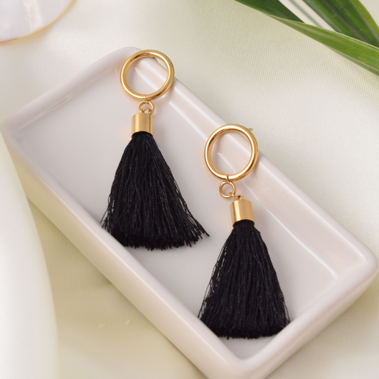 Arete hilo negro